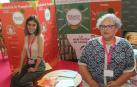 Amaya Petrina (izda) y Conchi Redín, delante de su expositor, en Baluarte.