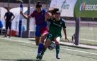 Iara Lacosta trata de superar a su par durante el encuentro contra el Barcelona B