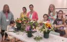 Mar Romero (izda), de Fronda, impartió un taller de centros florales para niños, en Baluarte, con motivo de 'Expofamily'.