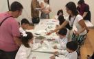 Niños con gafas de protección en un taller de ‘Apadrina la ciencia’