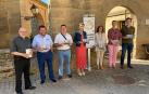 La señalización del cartel en Villamayor de Monjardín: en el centro de la imagen la presidenta de Navarra, María Chivite, y en el segundo lugar por la izquierda, Juan Ramón Corpas, vicepresidente del comité científico sobre la Vía Carlomagno y miembro del Consejo Navarro delMovimiento Europeo