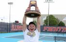 Iñaki Montes sostiene el trofeo de campeón por equipos de la NCAA