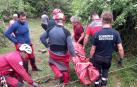 Bomberos y agentes de Policía Foral, durante el rescate del espeleólogo accidentado en una sima de la sierra de Andía