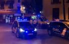 Ambulancias y coches de policía en la plaza Tirso de Molina de Madrid, donde se produjo una de las reyertas