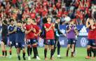 Jugadores de Osasuna aplauden a la afición rojilla en El Sadar tras disputar el último partido de la temporada