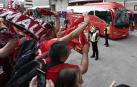 Aficionados del Mallorca, jaleando la llegada del equipo balear al estadio de El Sadar