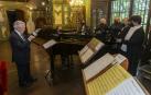 Aurelio Sagaseta dirige a un quinteto vocal de la capilla de música y al pianista Carlos Andrés Sánchez.
