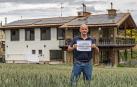 Raúl Fernández Berrueza, junto a su vivienda y hostal rural en Lorca, el pueblo del valle de Yerri donde vive