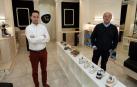 A la izquierda, Alberto Gembero Lázaro en la nueva zapatería remodelada y donde toma el relevo a su padre, a la derecha, Alberto Gembero Herce