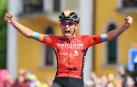 Santiago Buitrago celebra con rabia su triunfo en la meta de Lavarone