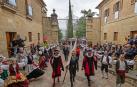 Los danzaris y la banda de música forman el pasillo por el que los corporativos acceden a la basílica del Puy.