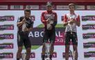 ÚLTIMO GANADOR. Jefferson Cepeda, en el centro, último ganador de la Vuelta a Navarra 2022