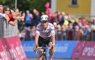 El luso Joao Almeida del UAE Team Emirates entra en la meta de Lavarone las la etapa 17 del Giro de Italia