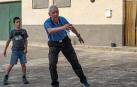 Jaime García Flores juega con su nieto Lokiz, en la pared del rebote de Igúzquiza.