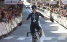 Oliver Knight, vencedor en Sangüesa y primer líder de la Vuelta a Navarra, celebra su triunfo