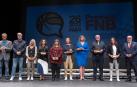 LOS OCHO PREMIADOS. De izquierda a derecha. Pablo Bretos, presidente de la FNB, José Javier Sobrino y Gemma Pascual, directivos más destacados, Carmen Ros, hija de Antonio Ros, y Joaqui Urdánoz, figuras más destacadas del colectivo arbitral, Eva Rupérez, hermana de César Rupérez, y Galina Savistskaia, entrenadores más destacados, Jose Miguel Urtasun, padre de Txemi Urtasun, y María Asurmendi, jugadores más destacados, y Jose Miguel Sierra, vicepresidente de la Federación Española de baloncesto