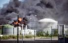 Nube negra de humo y fuego generado por la explosión en una planta de biodiesel en Calahorra