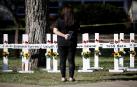 Una mujer, ante el memorial por los fallecidos en el tiroteo