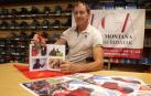 Denis Urubko, con su nuevo libro en el que habla de Iñaki Ochoa de Olza (se ve al navarro en una foto) y la Medalla de Oro al Mérito Deportivo que el entregó en 2008 el Gobierno de Navarra, ayer en Muga