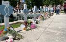 Cruces instaladas en memoria de las 21 víctimas asesinadas en el tiroteo de la escuela primaria Robb, en Texas