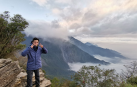 Posando en un momento de la ascensión a la montaña PeiDaWu, conocida en inglés como Montaña Taimu.