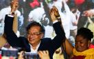 Gustavo Petro celebra con la candidata a la vicepresidencia, Francia Marquez, su triunfo en las elecciones colombianas