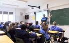 Un agente de la Policía Municipal durante las charlas en colegios navarros de cómo utilizar los videojuegos de manera correcta