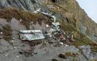 El avión se estrelló contra la falda de una montaña