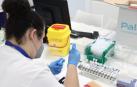 Una técnico del laboratorio de Microbiología del Gregorio Marañón, donde han comenzado a realizar pruebas para la viruela del mono