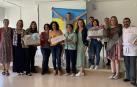 Acto de entrega del cheque de CI Burlada FP a la asociación Segunda Familia. Detrás, Oleksandr, alumno ucraniano del centro
