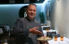 El chef Pablo Zapata, del bar Chester & Pisco, muestra su plato de Causa Limeña