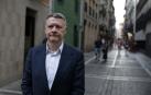 Jordi Sevilla, en la entrada de la calle San Gregorio, el jueves.
