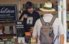 Imagen de un puesto de la feria del libro, en la plaza del Castillo