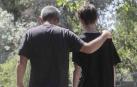 Un padre y un hijo pasean por un camino