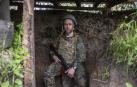 El soldado 'Den' posa en una trinchera en un bosque de Ucrania