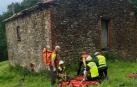 Servicios de emergencia cántabros, junto a la cabaña donde se encontraba el hombre