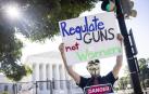 n manifestante muestra una pancarta para apoyar el control de armas en Washington