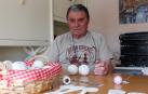 Juan Sanz, en el txoko de su casa donde hace pelotas a mano.
