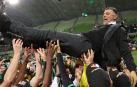 John Aloisi, manteado por sus jugadores el pasado 29 de mayo, tras conseguir su primer título de la liga australiana, con el Western United