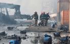 Bomberos trasladan el cuerpo de uno de los fallecidos en la explosión