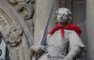 Fotos de las esculturas de Pamplona adornadas con pañuelicos rojos.