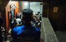 Un agente, a la entrada de un local de ocio en Pamplona