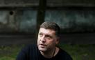 Oleksiy Lazarenko posa el 2 de junio frente a un hospital en Járkov