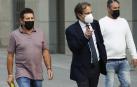 El patrón del 'Villa de Pitanxo', Juan Padín Costa (izda.), y su sobrino, Eduardo Rial Costa (dcha) llegando a la Audiencia Nacional