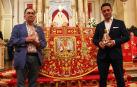 Rafael Carmona (izda.), bordador del capotico de San Fermín, y Óscar Ruíz (dcha.), el diseñador