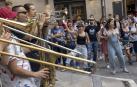 Música por las calles para celebrar el último peldaño de la escalera de San Fermín