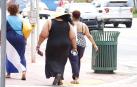 Varias personas con sobrepeso en la calle