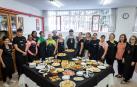 El alumnado del Centro de Formación Municipal de Hostelería, alrededor del picoteo que ofrecieron ayer a parte de la corporación