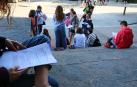 Un grupo de estudiantes repasa antes de comenzar los exámenes de la EvAU en Pamplona