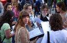 Un grupo de estudiantes repasa los apuntes antes de la primera prueba de la EvAU
